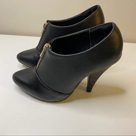 🚫SOLD🚫Olivia Miller Heeled Shoe with gold zipper - Picture 2 of 4